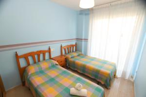 萨洛COSTA DAURADA APARTAMENTS - Larimar的带窗户的客房内设有两张单人床。