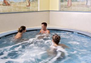 伊斯基亚皇家温泉酒店的一组人在热水浴缸中