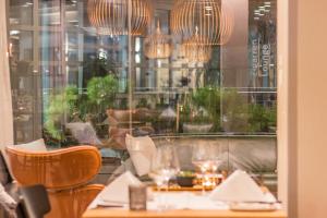 维德瑙Forum - das Business & Lifestylehotel的餐厅设有桌椅和窗户。