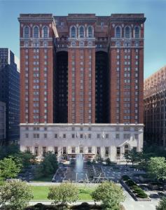 匹兹堡全威廉佩恩酒店的一座大型砖砌建筑,前面设有喷泉