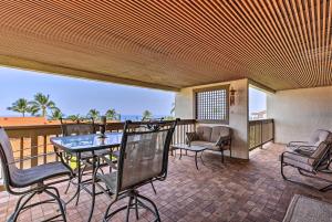 科纳Kailua-Kona Condo with Resort Access and Ocean View!的阳台的天井配有桌椅