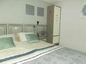 BalkMiddenpaed的一间卧室配有一张带两个枕头的床