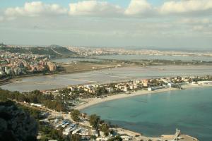 卡利亚里B&Beach Cagliari guest house的享有海滩的空中景色,包括建筑和水