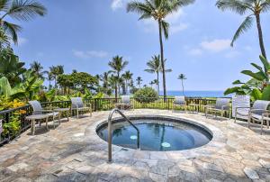 Kailua-Kona Condo with Resort Access and Ocean View!内部或周边的泳池