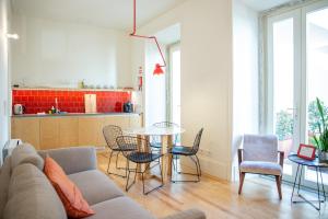 阿尔马达Casa René - Charming apartments的客厅配有沙发和桌椅