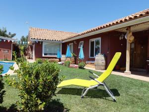 兰卡瓜Alojamiento Los Nogales的房子院子中的黄色草坪椅