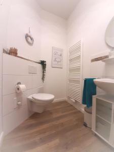 索尔陶Gemütliche Ferienwohnung Soltau的白色的浴室设有卫生间和水槽。