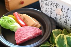 朝仓原鶴の舞的桌上一盘带肉和蔬菜的食物