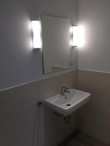菲尔恩海姆Hotel Post Viernheim UG的一间带水槽和镜子的浴室