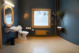 博斯塔德FURU Hostel & Café的一间带水槽和卫生间的浴室以及窗户。
