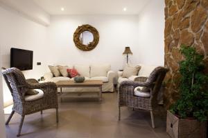 普里埃格·德·科尔多巴德尔雷之家乡村民宿的客厅配有沙发和两把椅子