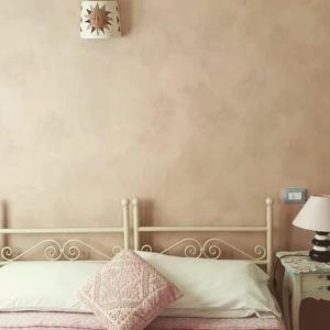 普拉Villamereu的卧室配有一张挂在墙上的带时钟的床