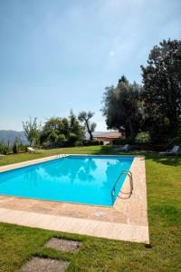 吉马良斯Quinta De Cima De Eiriz的一座房子的院子内的游泳池