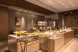 杭州杭州拱墅假日酒店的包含多种不同食物的自助餐