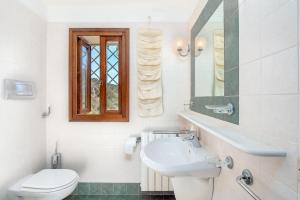 圣特奥多罗Corbezzoli的白色的浴室设有水槽和卫生间。