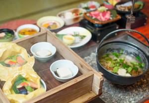 高山亚克达克奥库希达花园酒店的餐桌上放着一盘带食物的盘子