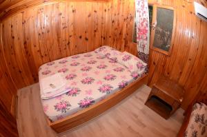 奥林波斯奥林波斯卡姆里旅馆的一间小房间,在木板房里配有一张床
