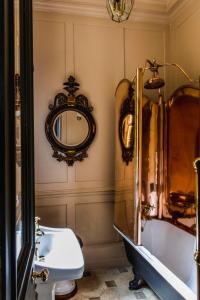 伦敦黑兹利特酒店的带浴缸、水槽和镜子的浴室