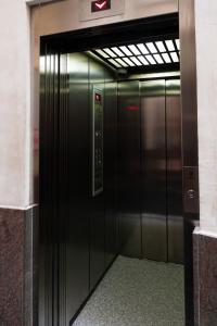 巴塞罗那巴黎旅馆的建筑物上的电梯,上面有标志