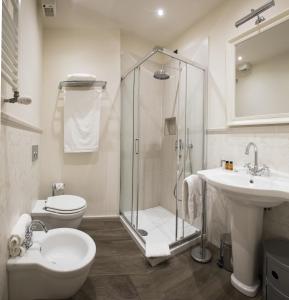 佛罗伦萨托纳伯尼景住宿加早餐旅馆的带淋浴、卫生间和盥洗盆的浴室