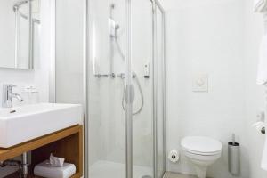 施泰尔克里斯特金德维尔特餐厅酒店的带淋浴、卫生间和盥洗盆的浴室