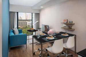 Citadines Sukhumvit 8 Bangkok的休息区