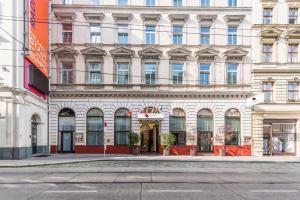 维也纳Theaterhotel & Suites Wien的一条城市街道上的白色大建筑