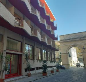 菲纳莱利古雷科利布瑞酒店的街上有带阳台和盆栽植物的建筑