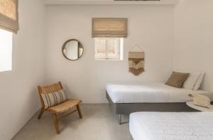 普拉提伊亚洛斯西弗诺斯Verina Terra的一间卧室配有两张床、一把椅子和镜子