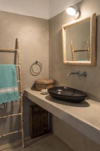 普拉提伊亚洛斯西弗诺斯Verina Terra的一间带水槽和镜子的浴室