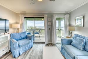 棕榈岛Sea Cabin 347-C的客厅配有2把蓝色椅子和桌子