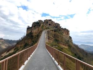巴尼奥雷焦La Sorpresa Di Civita的一座山上的桥梁,上面有城堡