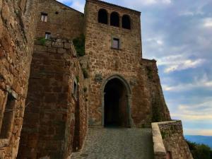 巴尼奥雷焦La Sorpresa Di Civita的一座大型砖砌建筑,设有大门