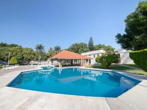 XoxocotlaHotel Teques Palace的度假村的游泳池,带凉亭