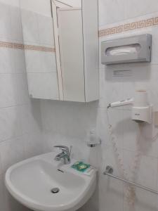 菲纳莱利古雷科利布瑞酒店的白色的浴室设有水槽和镜子