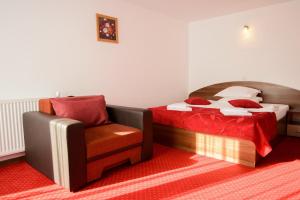 米奥修德萨斯维拉莫艾切尔旅馆的一间设有两张床和椅子的房间