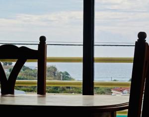 博罗尼亚Apartamentos Turisticos Trajano的一张桌子和椅子,享有海景