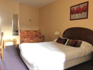 Auv'hôtel客房内的一张或多张床位
