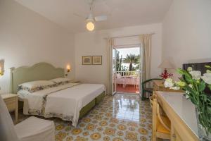 伊斯基亚Hotel Villa Maria的酒店客房设有一张床和一个阳台。