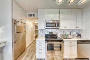 棕榈岛Sea Cabin 347-C的厨房配有白色橱柜和不锈钢用具