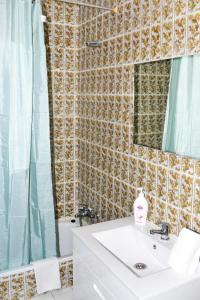 阿尔沃尔Ria Guest House的一间带水槽、镜子和卫生间的浴室