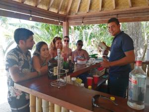 Punta Bajo RicoSonny Island Resort的一群人站在酒吧周围