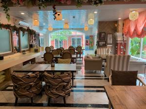 乔木提恩海滩Seven Seas Condo Resort Jomtien的一间在房间内配有桌椅的餐厅
