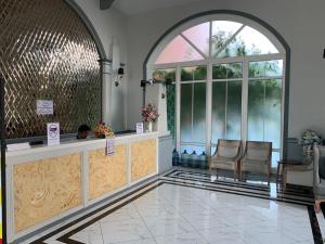 乔木提恩海滩Seven Seas Condo Resort Jomtien的大堂设有椅子和窗户等候区