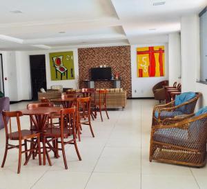 阿拉卡茹阿尔加斯马林哈斯酒店的用餐室配有木桌和椅子