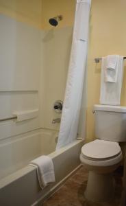 波特兰波特兰市中心温德姆旅程住宿的浴室配有白色卫生间和浴缸。