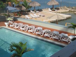 拉纳韦贝派珀度假酒店的一个带躺椅的游泳池和海滩