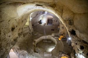 马泰拉Hotel San Giorgio的石墙洞中的隧道