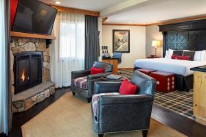 南太浩湖兰丁度假酒店和Spa中心的酒店客房配有一张床和一个壁炉。