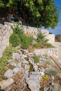 圣内德尔贾Villa Perka的一座拥有岩石和石墙的花园